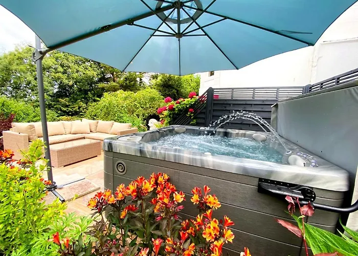 The Town House At Muntham- Luxury Holiday Home With Hot Tub